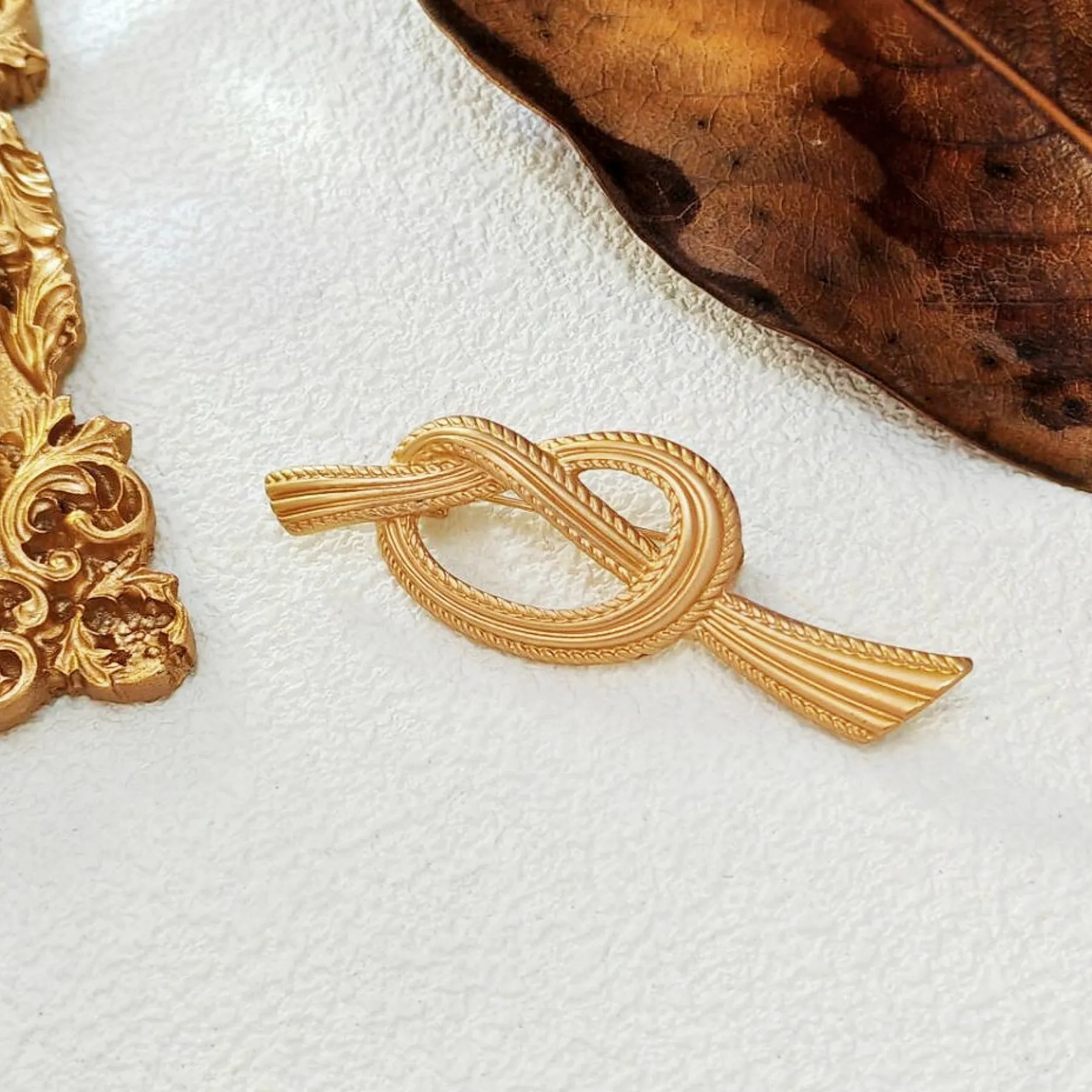 Chic Vintage Bold Gold Rope Knot Brooch Pin Simplistic Fashion Jewelry