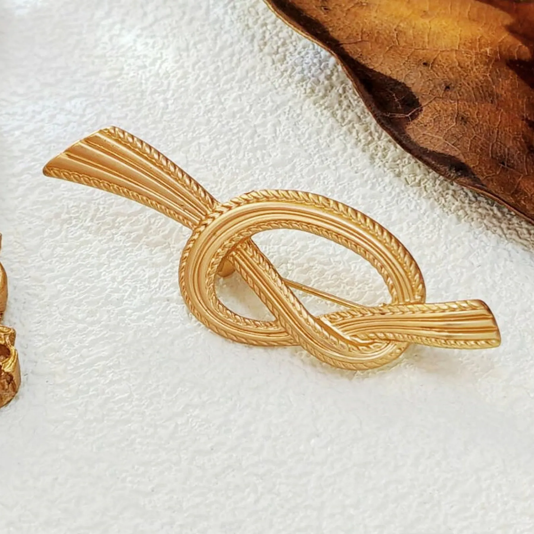 Chic Vintage Bold Gold Rope Knot Brooch Pin Simplistic Fashion Jewelry