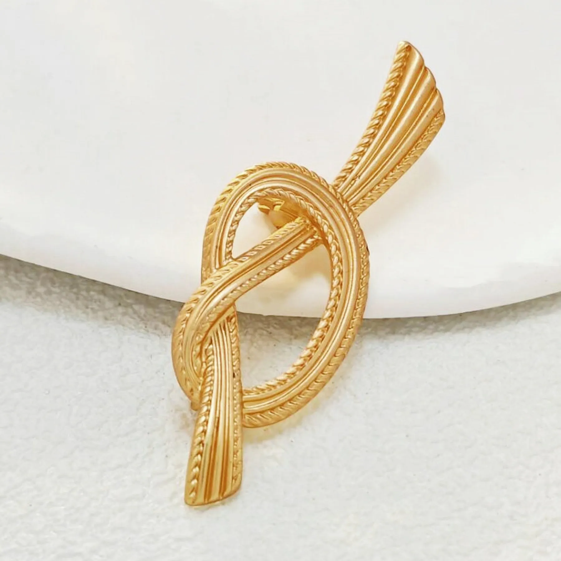 Chic Vintage Bold Gold Rope Knot Brooch Pin Simplistic Fashion Jewelry